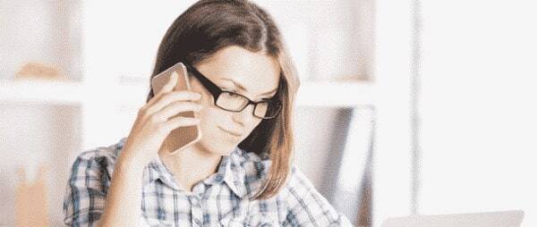 virtual receptionist speaking on the phone to a caller